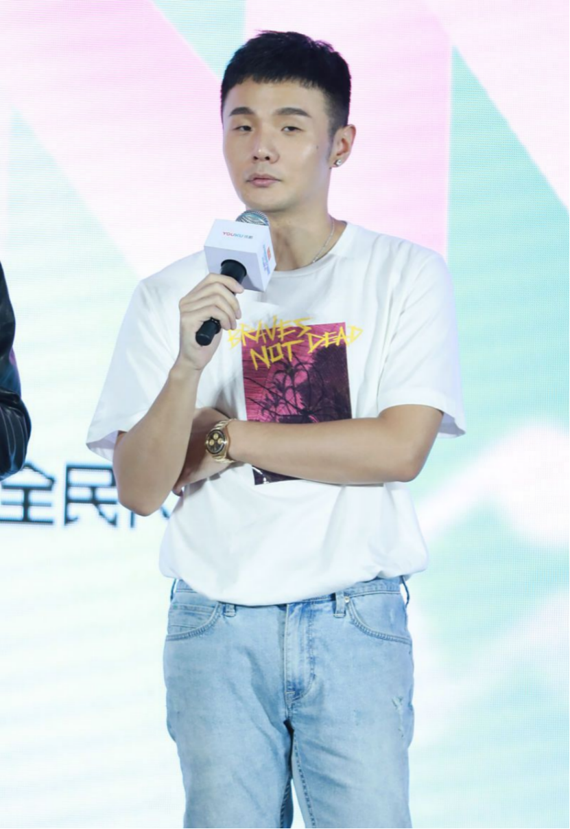 李荣浩虽然眼睛小,但穿衣服却挺大的,一身纯白的造型,显得真壮