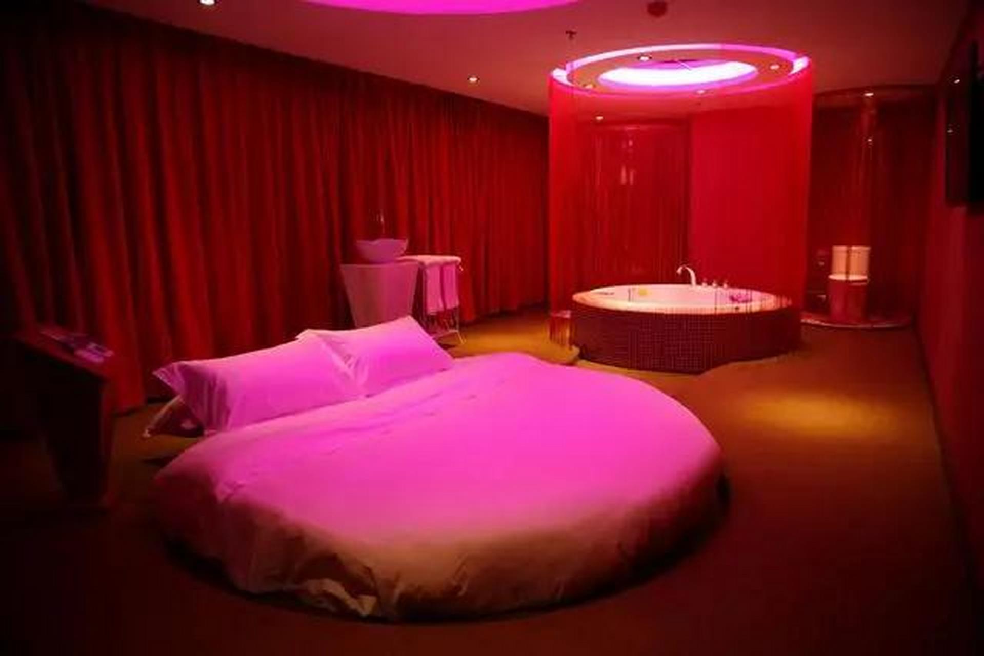 今日,我们要讲的是一位名为"金钱和美貌之虎"的男人,许晓刚