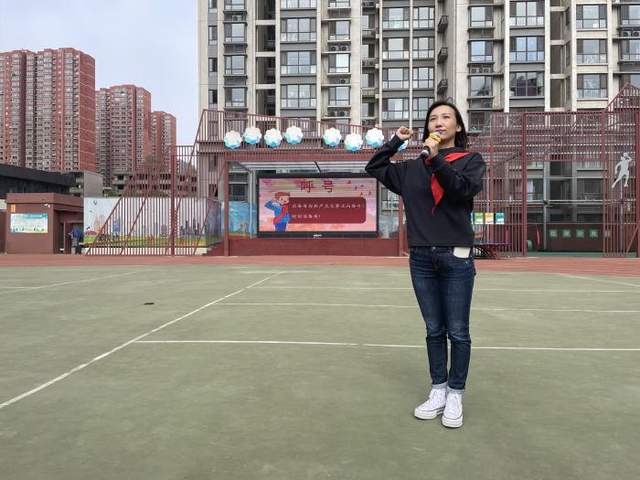 石家庄市东马路小学举行新队员入队仪式
