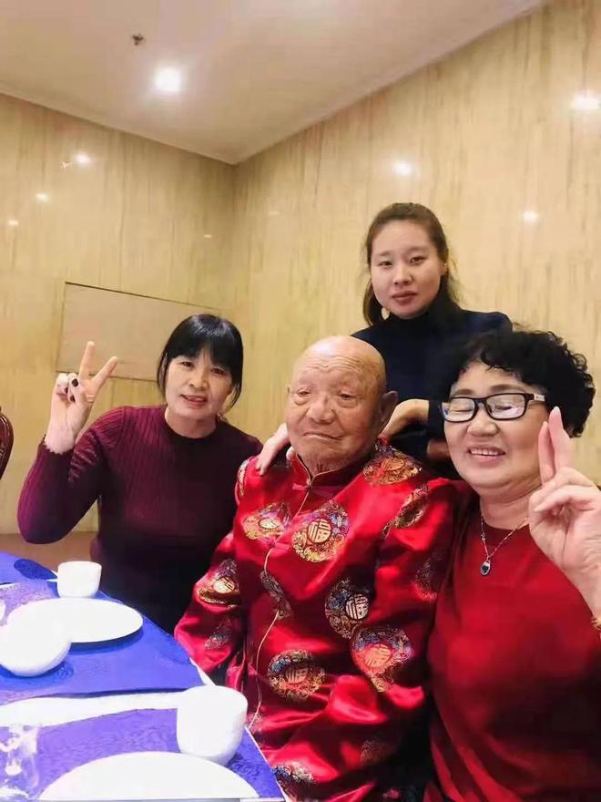 村民办小学里敲钟的百岁老红军王荣恩向红船编辑部捐赠脚印