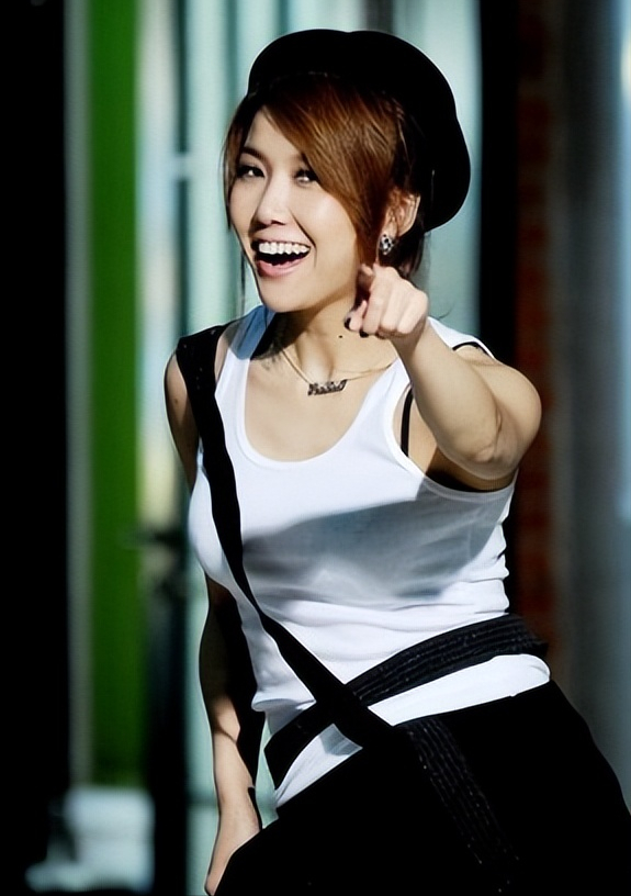 凭"口水歌"走红,参加节目砸伤主持人,王蓉的过气早已有迹可循