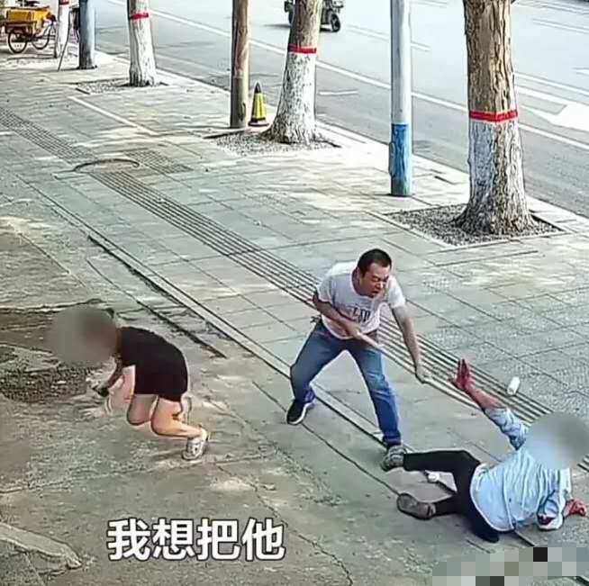 山东一男子街上持刀行凶,路边店老板持长棍挺身而出,退伍军人退伍不