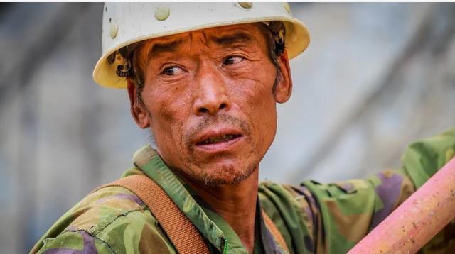 来自内蒙古被冻哭司机的提醒:在中国,有一种工人叫农民