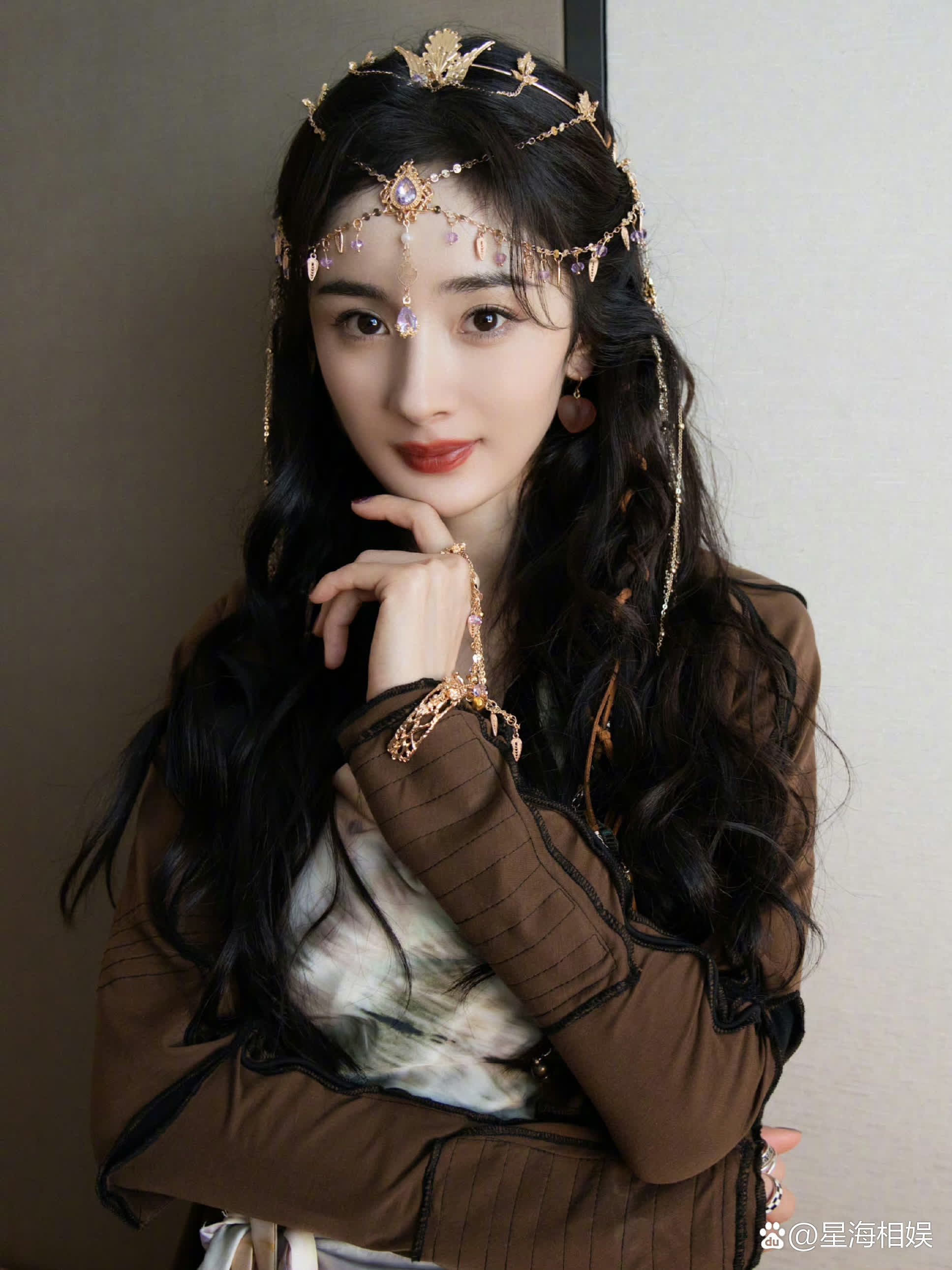 杨幂异域风格造型惊艳亮相密逃首批剧照曝光