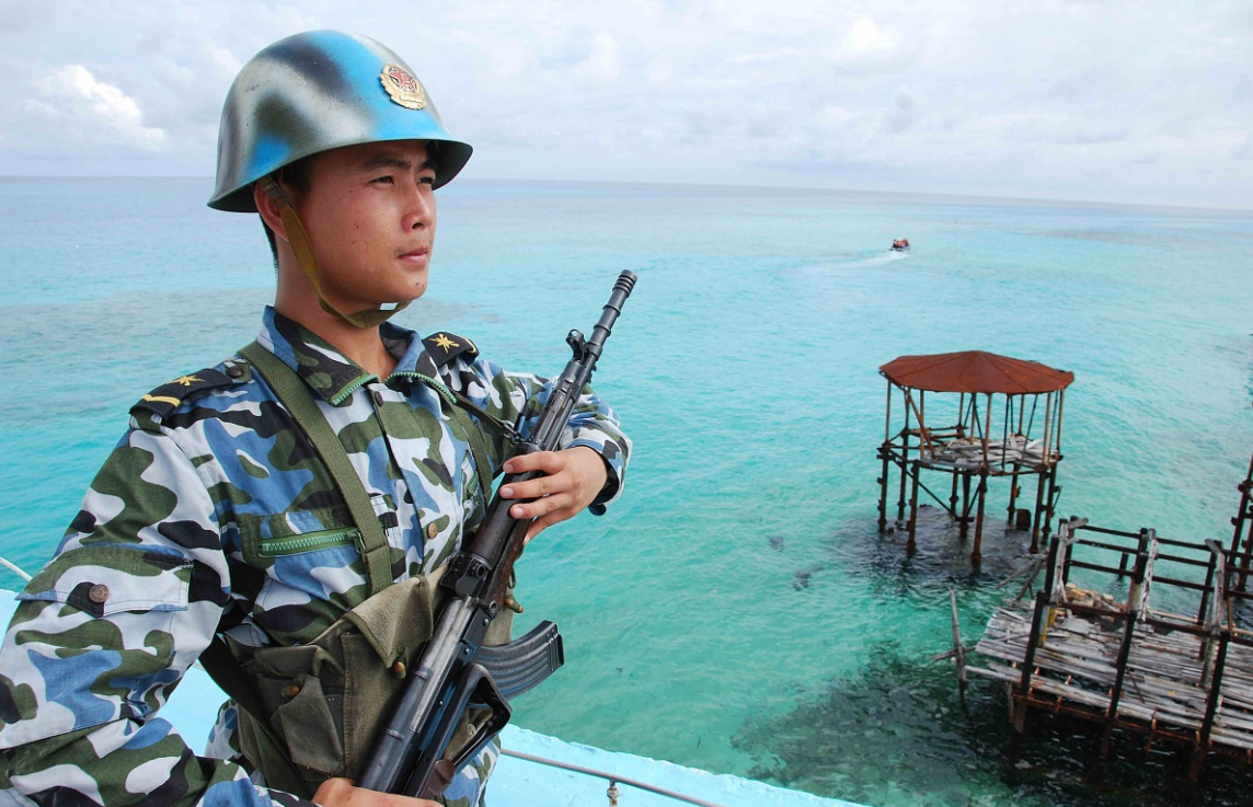 当年的南海守岛官兵有多难?脚踩一米深海水,茅屋3个月全腐烂