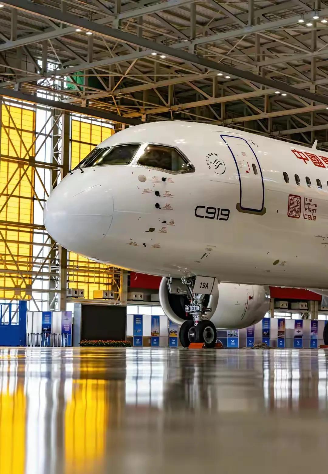 首架c919完成交付,发展历程与高铁相似,为什么一定要造大飞机?