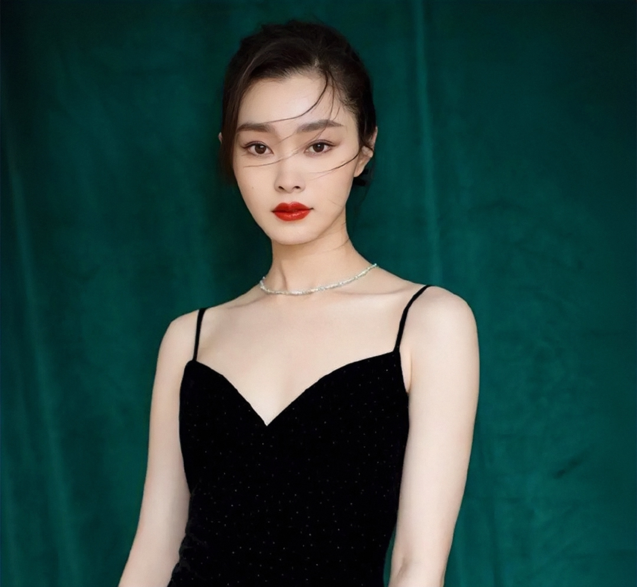 演技在线的她,当得上"女主狙击手"这个称号,而背后也藏着一个励志的
