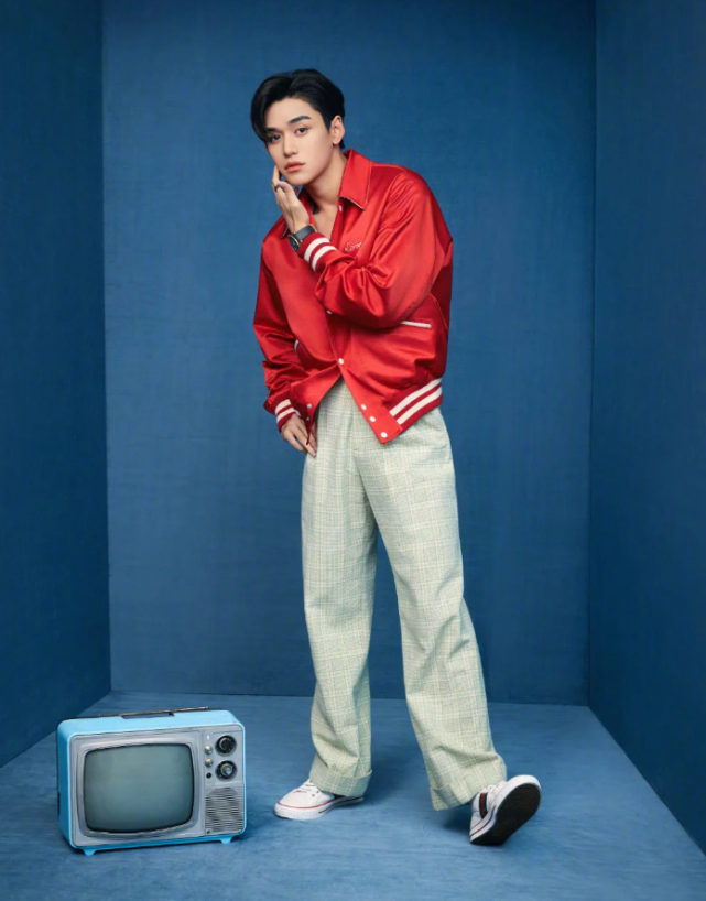 黄旭熙画报人生大片,中国红皮夹克,气质干净点燃"专属浪漫"