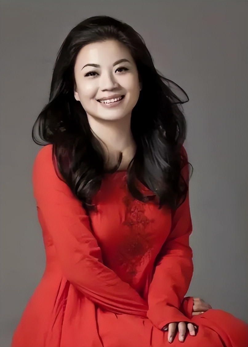 歌唱家张也:与初恋相爱8年未果,后与关锦鹏传绯闻,如今53岁仍未婚