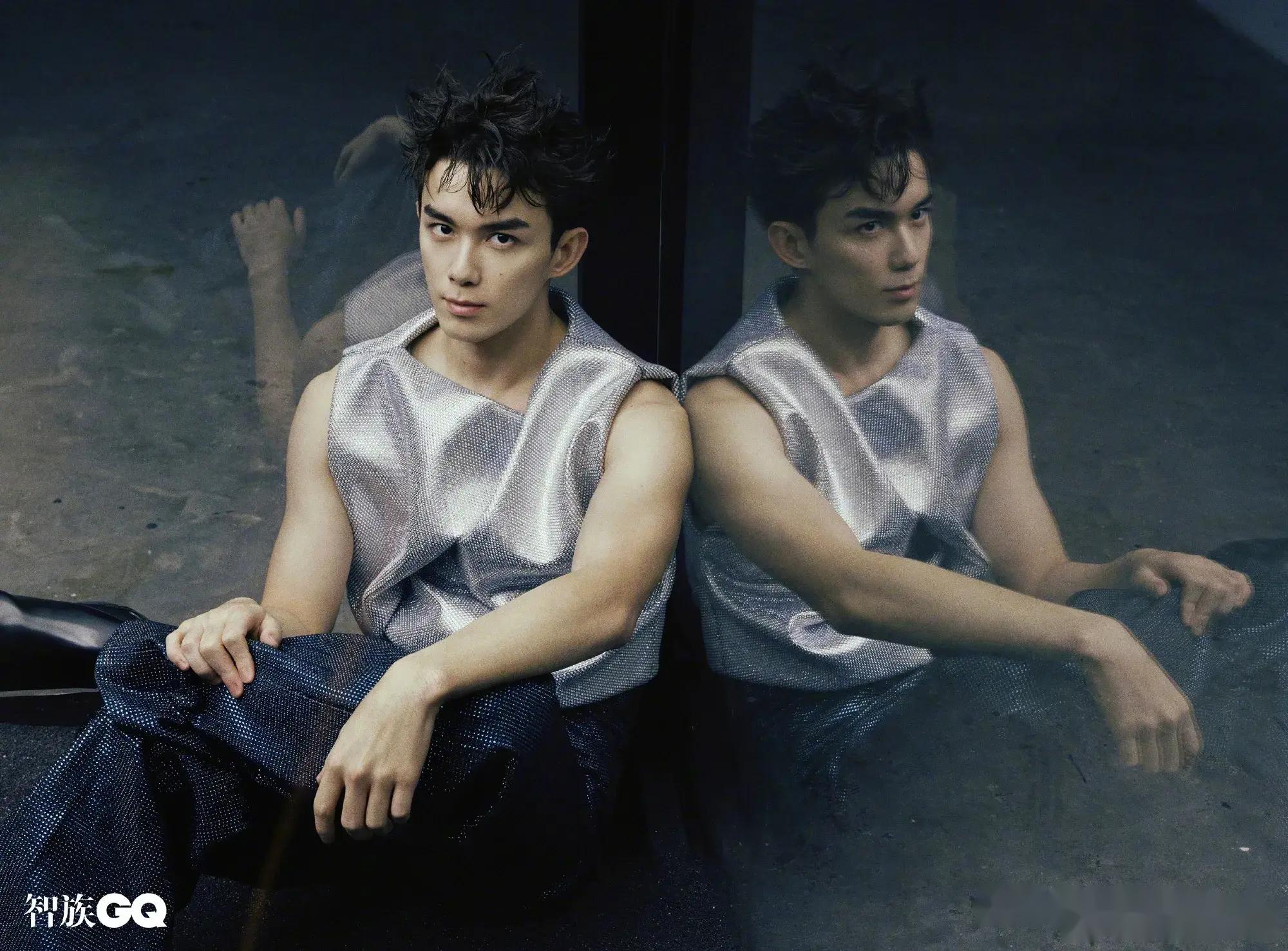 昨晚李宇春,迪丽热巴,倪妮,易烊千玺和时尚女魔头安娜温图尔在一起的