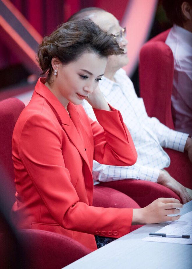 董卿身穿红色西装外套现活动,妆容淡雅卷发高贵,40多岁元气满满