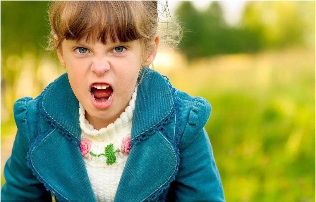 孩子易怒易暴躁,或是家长惯得,想要孩子脾气好,家长要这样做