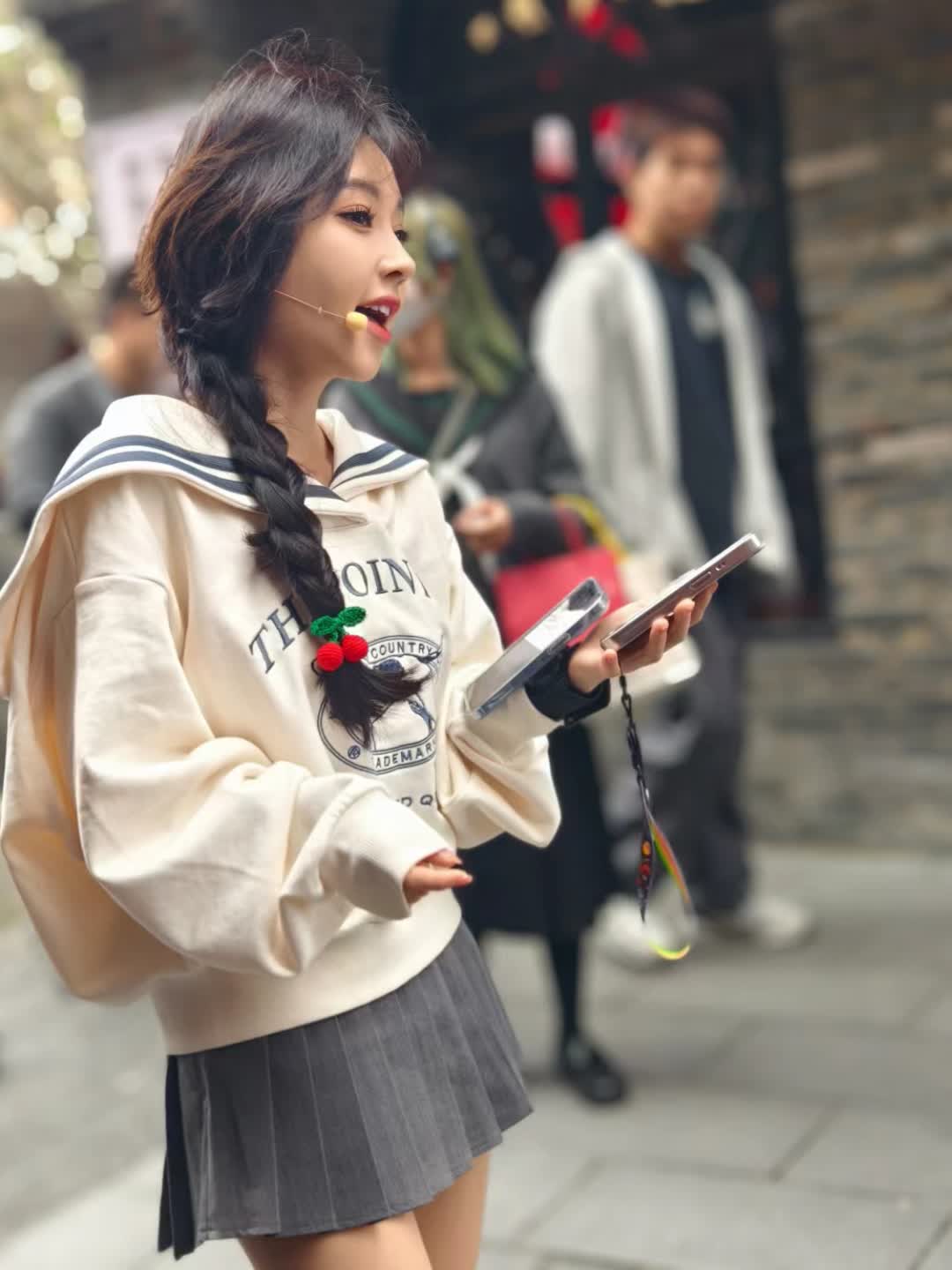 为了美拼了冯提莫桂林冷穿薄卫衣gf2795gf超短裙