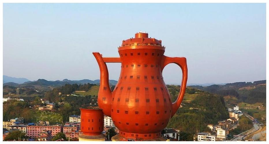 遵义奇葩建筑,外形为巨型紫砂壶,满是中国气息,可供游客居住