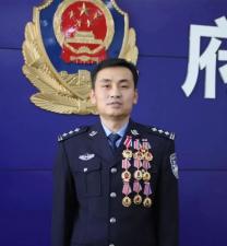 向警旗敬礼丨全国优秀人民警察韩广川向警旗敬礼!