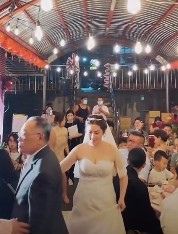 富豪亲哥林俊峰二婚,婚礼寒酸,幕布廉价