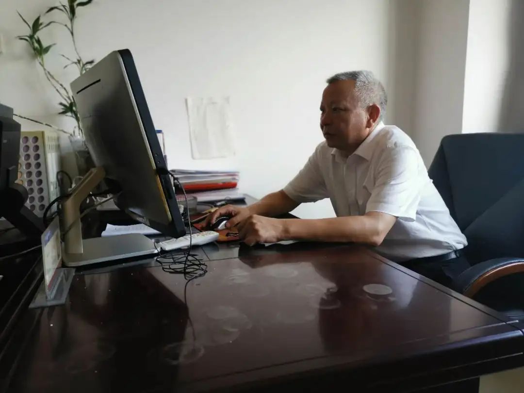 【英模教育】肖新华:七尺审判台守护公平正义