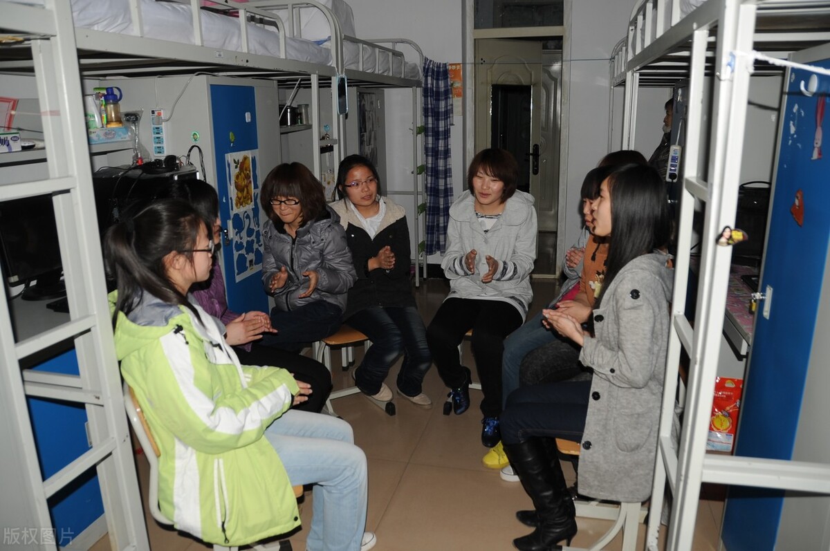 大学寝室有5个女生,我却被其他4人孤立:如何帮助孩子远离排挤?