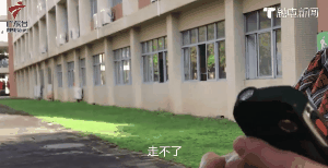 热点|高考考场外女学生说不想考了！老师的这个举动“能记一辈子”