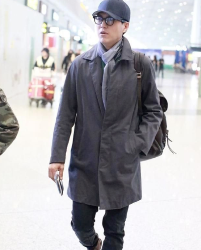 靳东家庭聚会照!亲妹身材高挑和他共用一张脸,外甥女五官细致