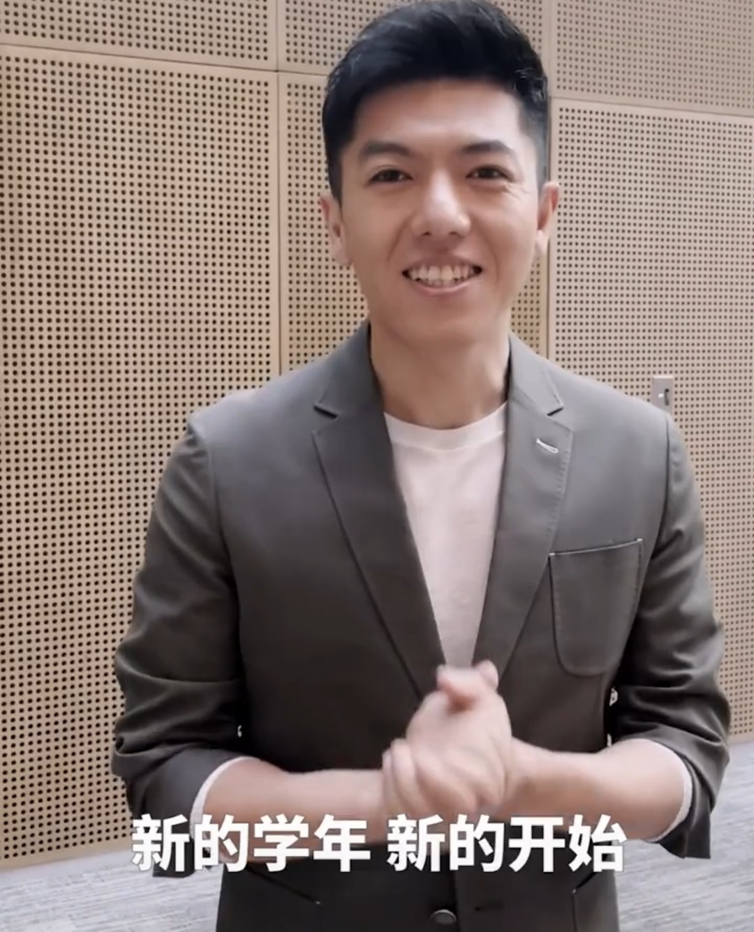 央视新主持冯硕亮相!年仅35岁获主持人大赛铜奖,颜值不输撒贝宁