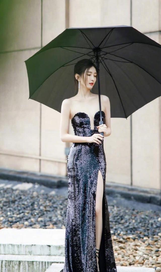 女明星撑伞的惊艳瞬间:杨幂热巴霸气外漏,刘亦菲还是高中模样