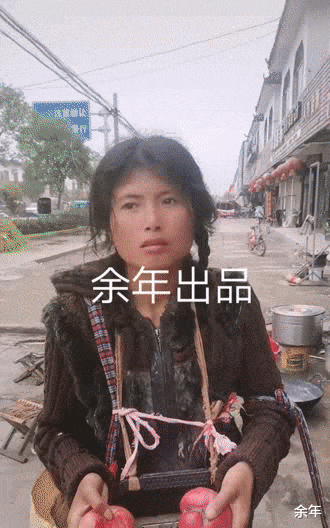 女子脖子上挂着个大音响,表情木讷,目光忧郁如机器人.