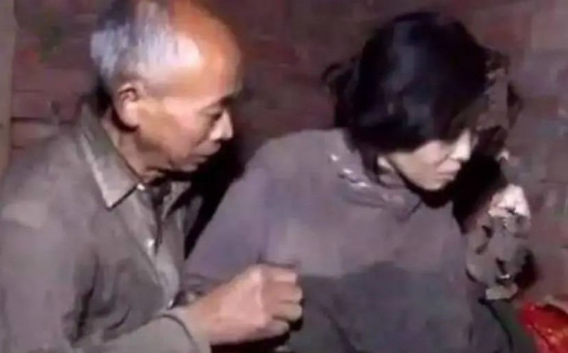 2004年女魔头被捕,曾6年拐卖85人,逃亡时被卖到山西,受虐12年