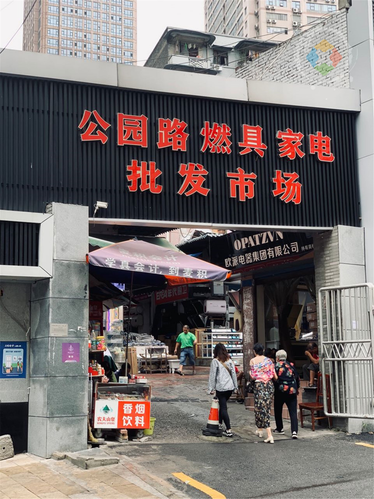 解放碑背后的老重庆,连接上下半城的要道,自力巷曾是棒棒们的家