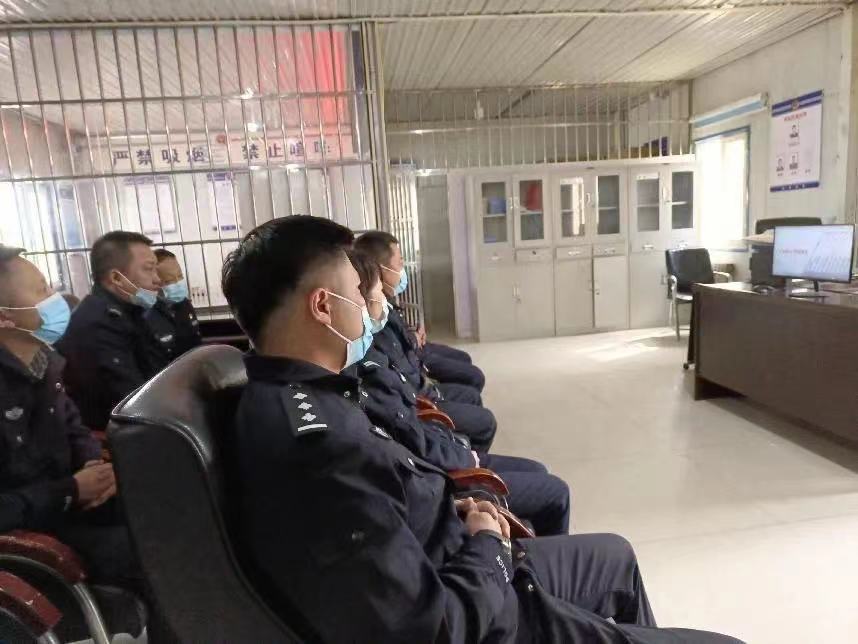 定边县拘留所组织观看警示教育片《零容忍》第四集"系统施治"