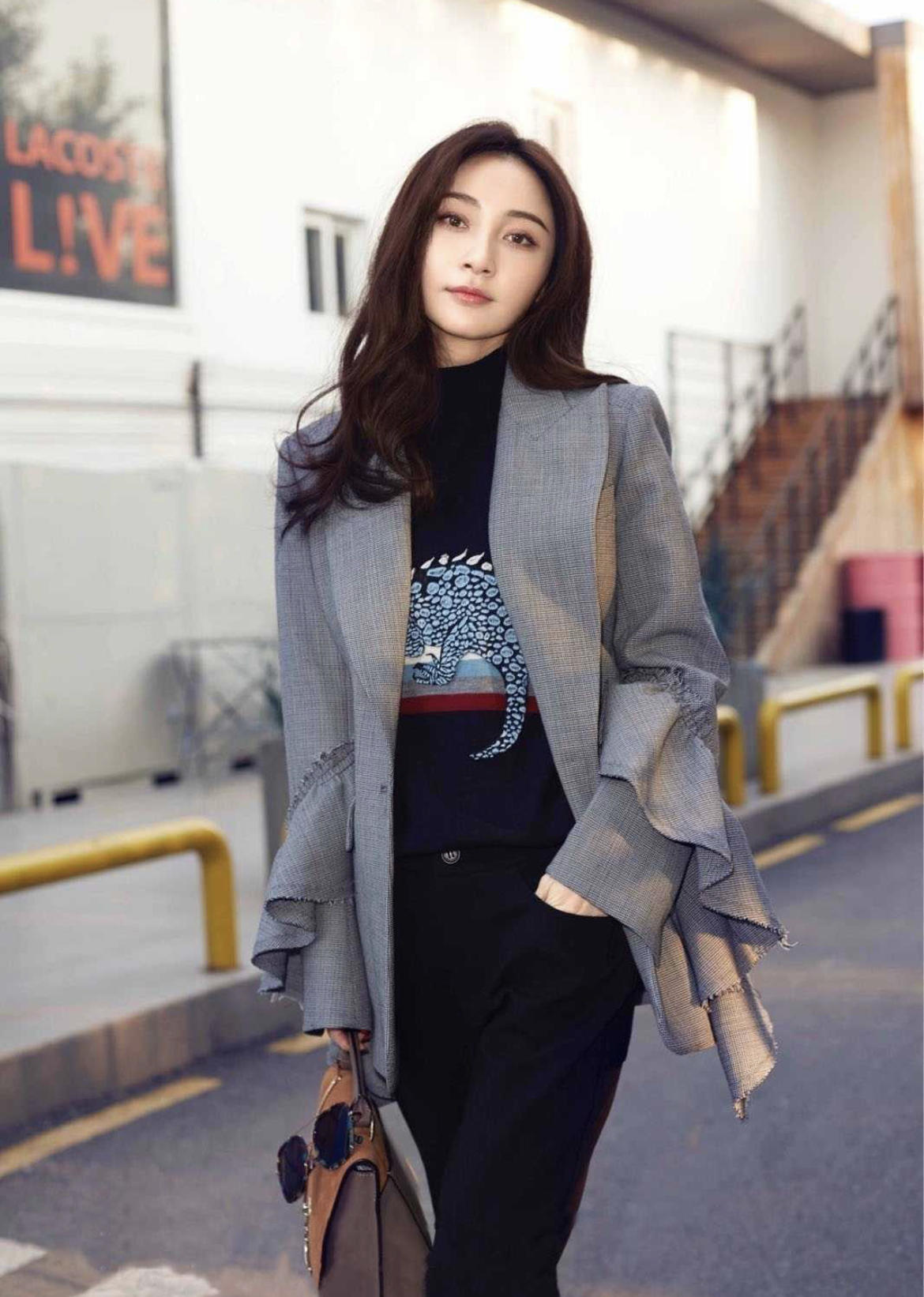 姚笛又高调了,一袭粉色百褶长裙甜美温柔,甜美娇俏不像39岁的人