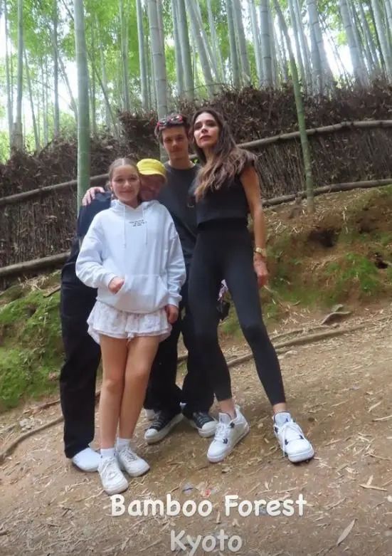 小贝日本游,11岁小七身材发育成熟,穿紧身衣有曲线,瘦了一大圈