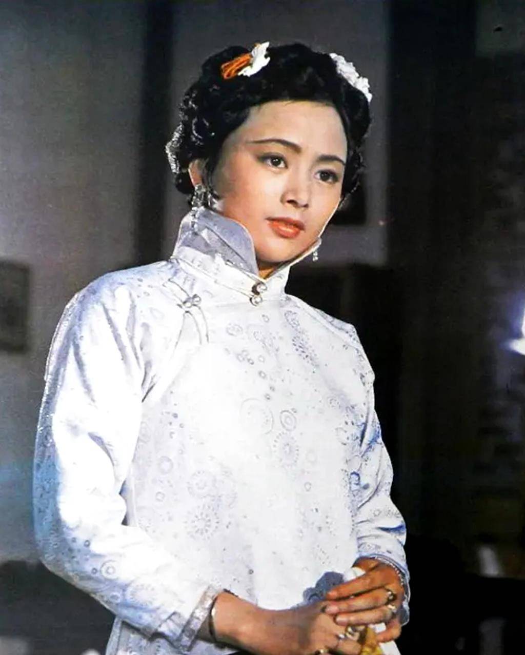 她用生命掩护他逃走,他离去后却一生未归?