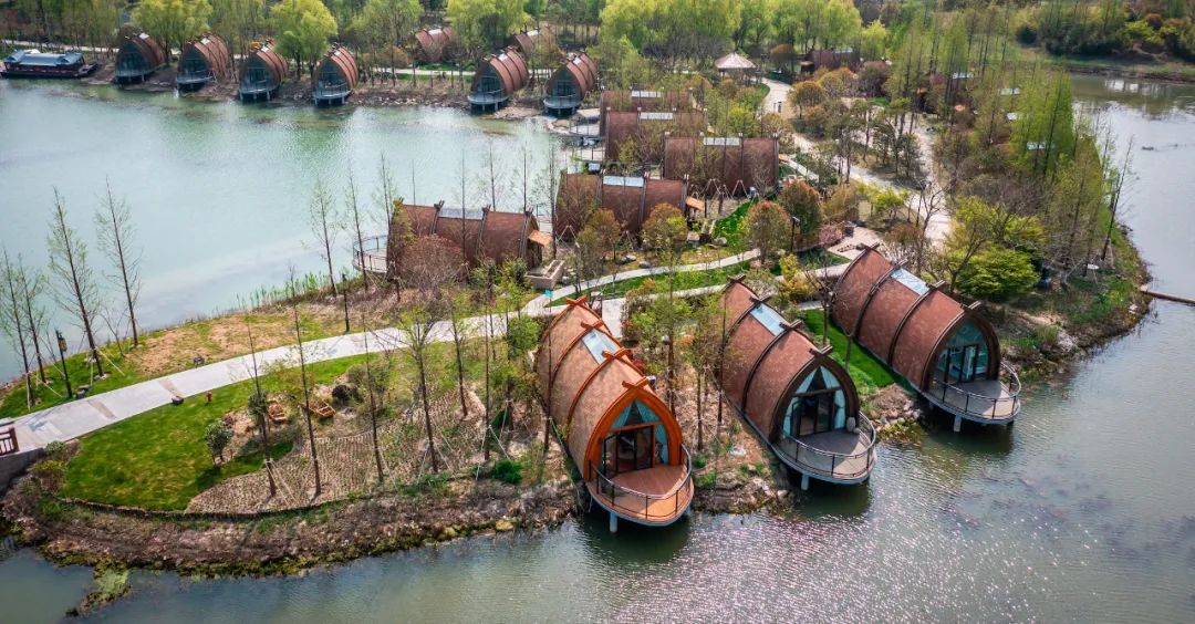 浪漫船渥 苏州首家以"船"为造型的特色民宿,层层涟潴荡开之间,揽