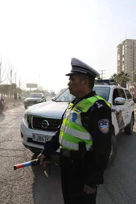 法制员邹长青——一把"法尺"规范到底