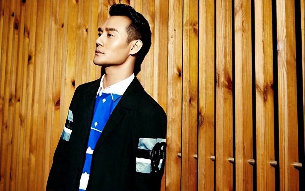 这些顶流艺人尚且需要为了资源明争暗斗,也有一线男演员黄晓明,邓超