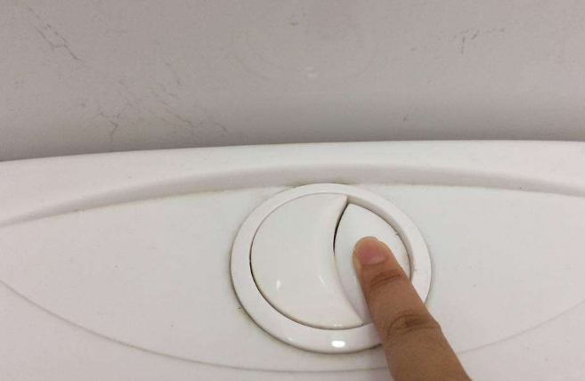 马桶冲水键为何有"两个按钮"?这么简单的问题,少有人知道答案