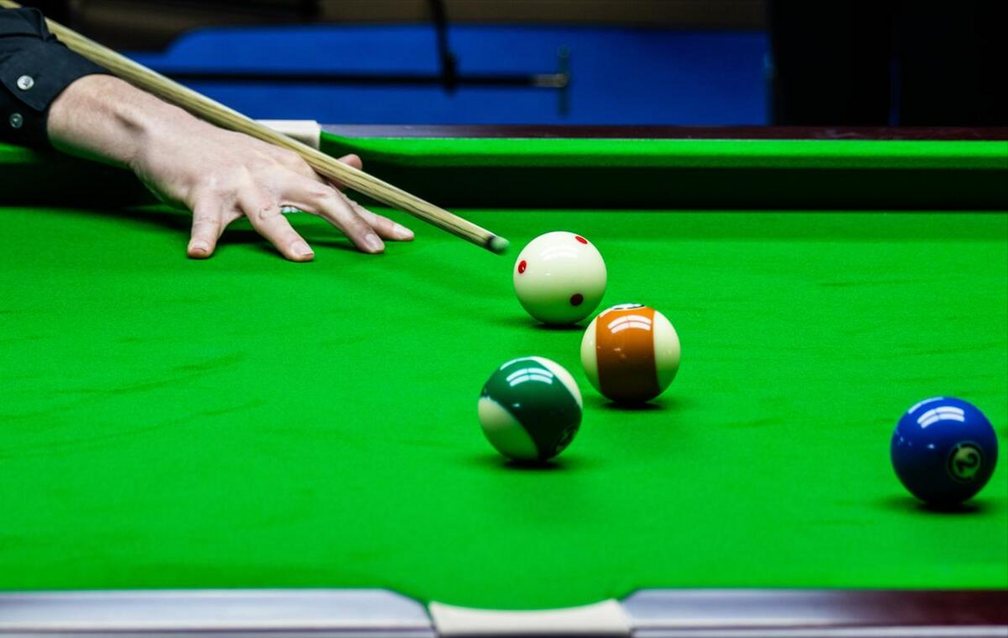 中式台球十五球比赛中,开球进球时,进球的颜色分类就是本方的第一颗