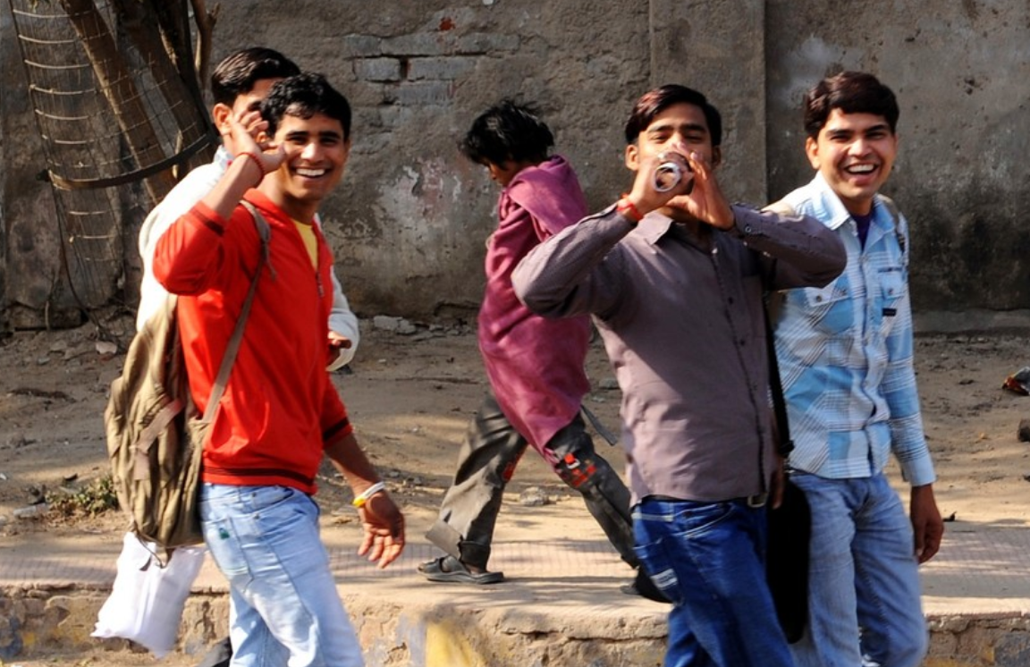 印度的社会制度导致很多低种姓人生活格外艰难,高种姓能够享受印度上