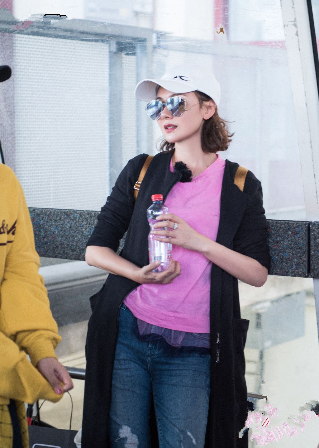 程莉莎美的不像样!穿灰色毛衣轻巧扮出贵妇气息,气质太好了!