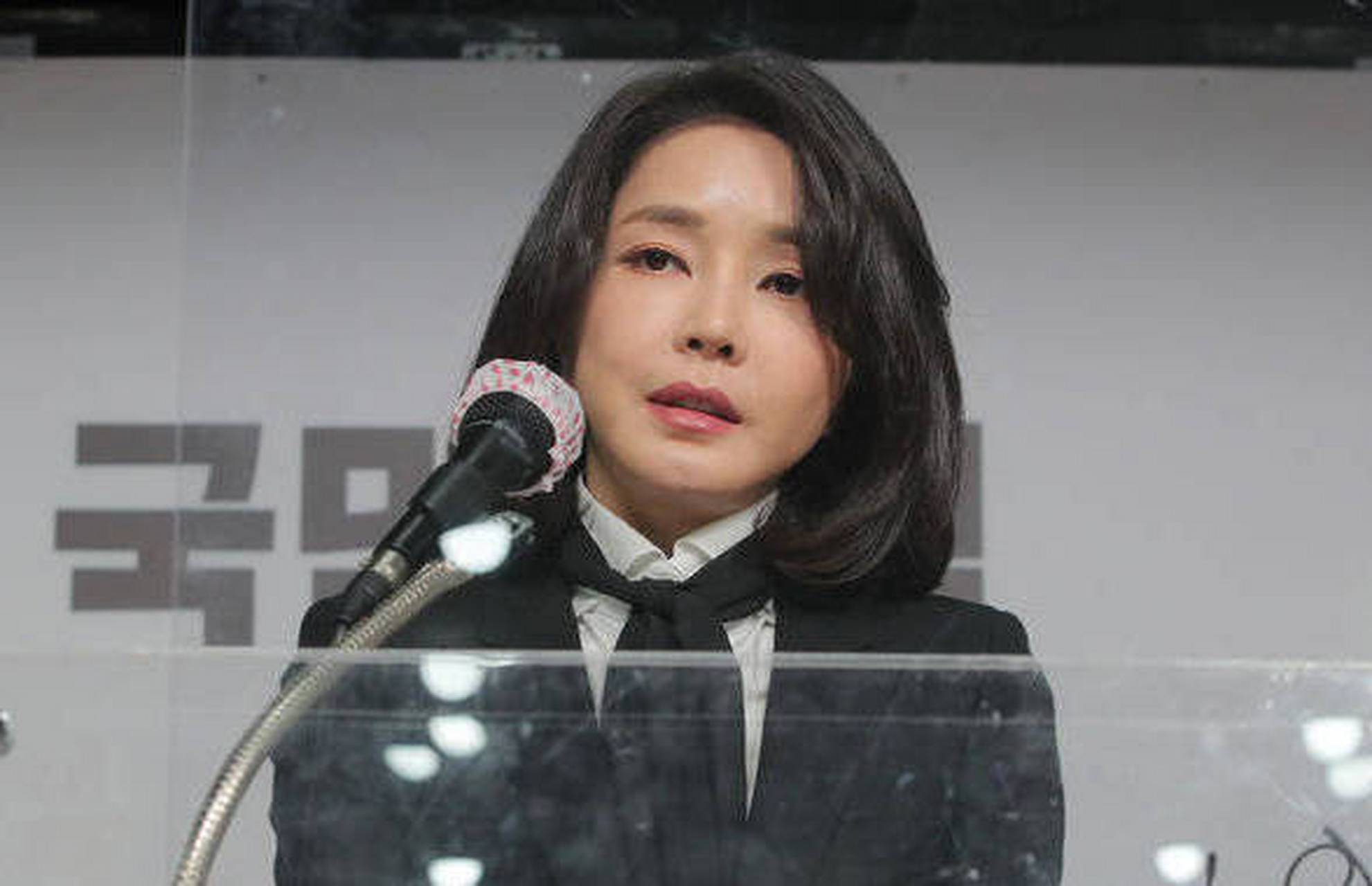 新晋韩国总统夫人金建希美出圈 50岁容貌仿佛冻龄 新晋韩国总统尹锡悦