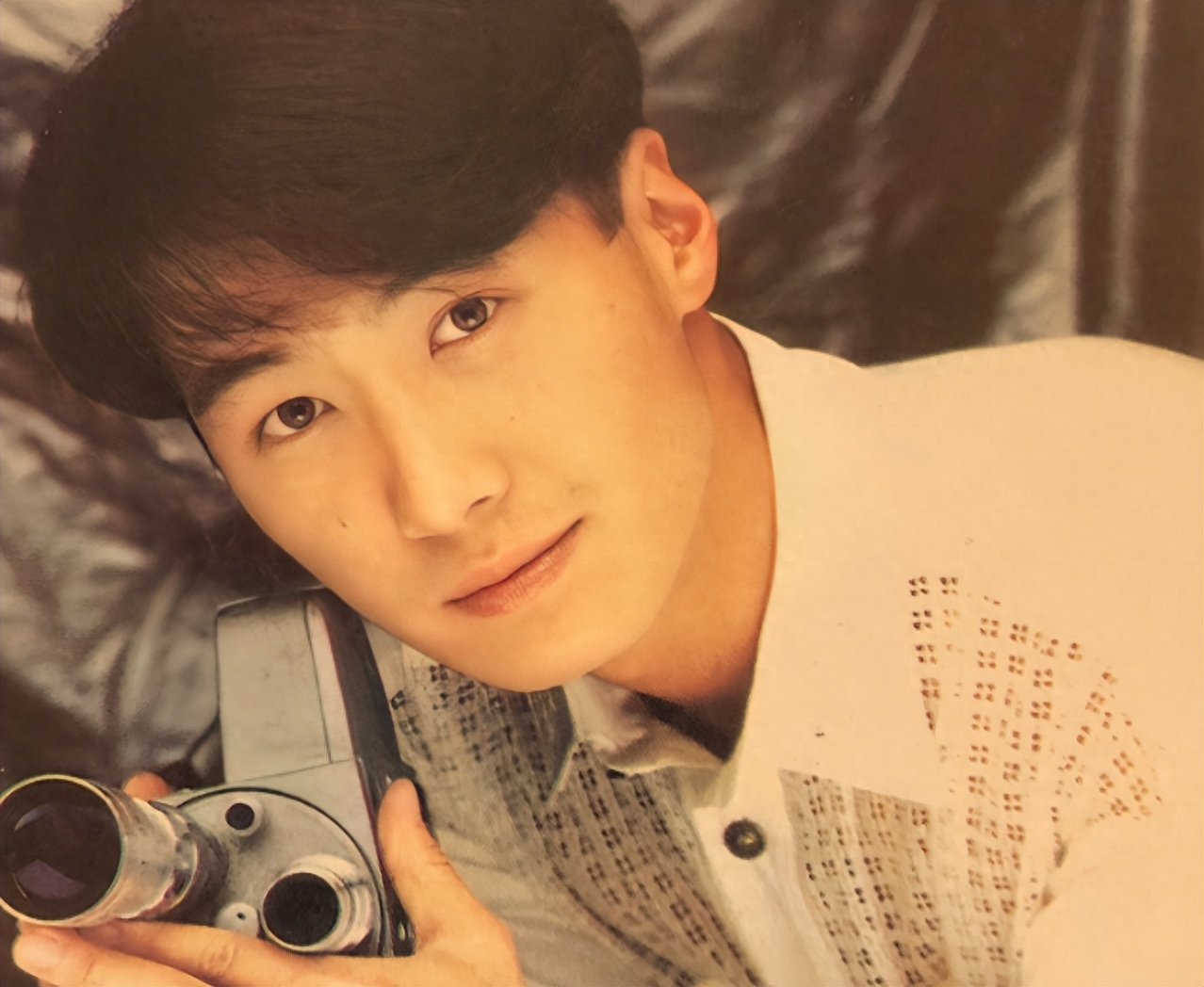 一个清秀俊朗的少年参加了香港新秀歌唱大赛,并以一曲《绝对空虚》