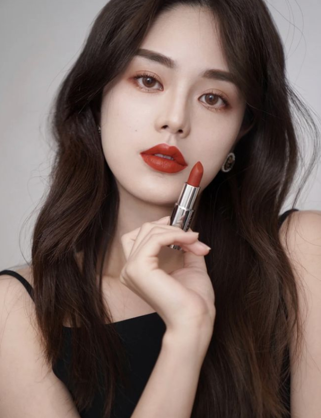 给中年女人的建议:出门不要经常"涂口红",原因有以下几点