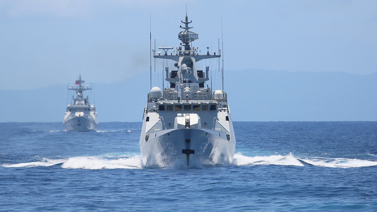 11月23日,台海上演交锋,解放军海空兵力包抄美舰,现场画面很燃