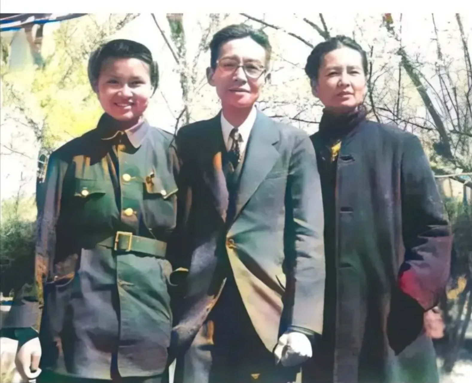 照片中梁再冰身穿戎装,笑容灿烂,脸上布满青春的气息.