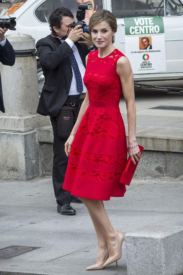 西班牙王后打脸"海王"梁正贤,高跟鞋贴底,无关阶级只论舒适