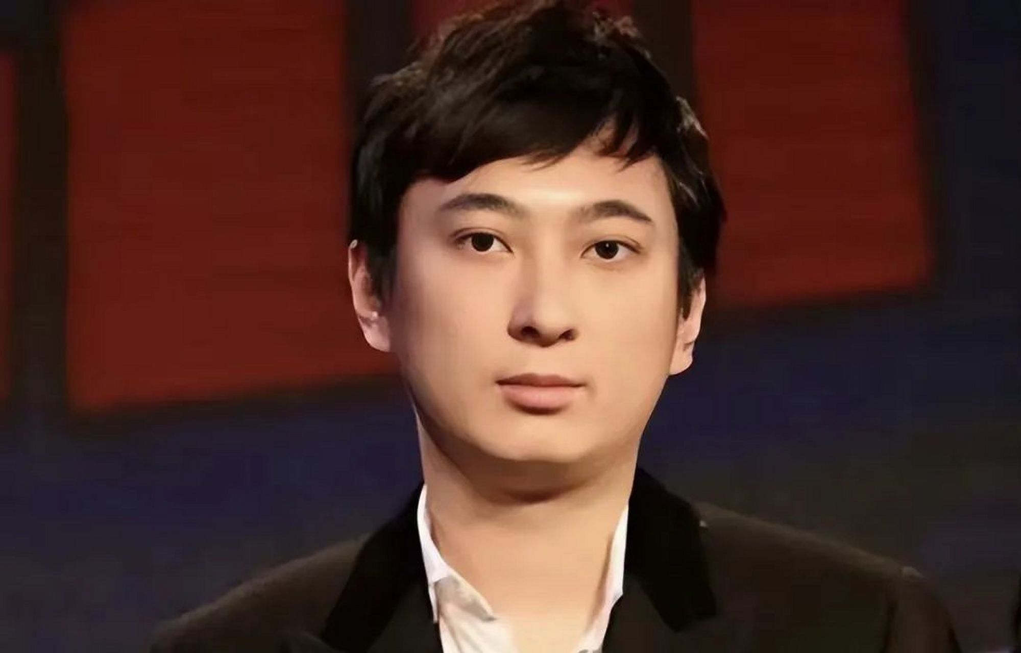 有网友在社交平台发了张王思聪抱着婴儿的照片,还配文"玩归玩,回到家