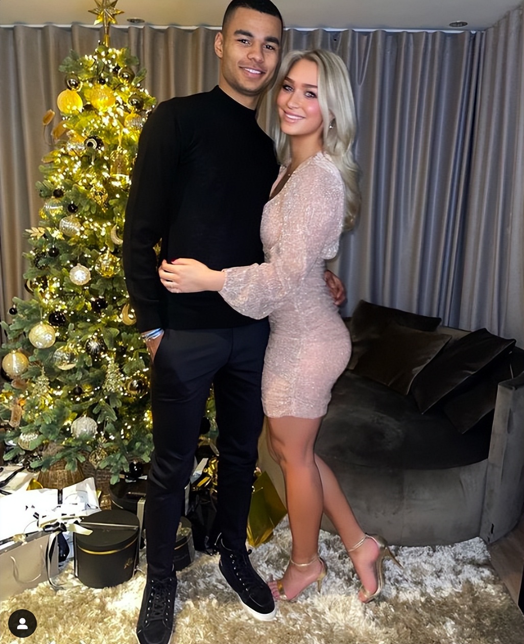 利物浦太太团迎来新成员!加克波女友金发碧眼,从事模特行业(图)