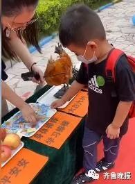 |开学第一天摸鸡、摸大葱？山东这个幼儿园画风有点可爱