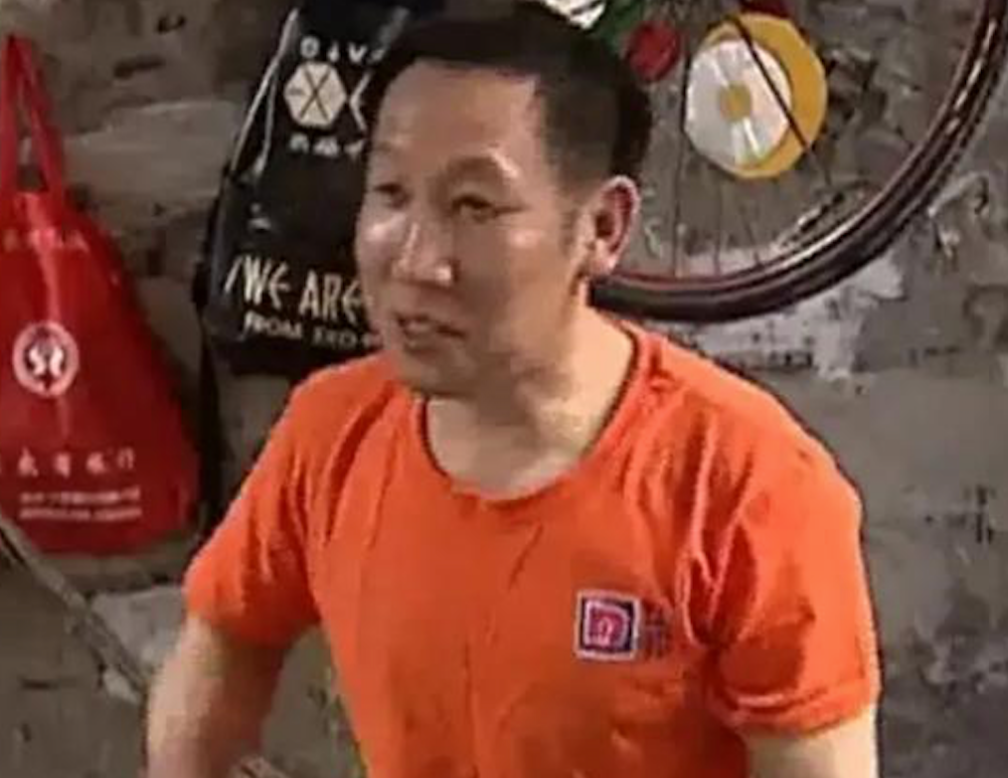 制作石鞋的过程虽然很艰苦,但是阿杰乐在其中,因为练武多年终于找到了